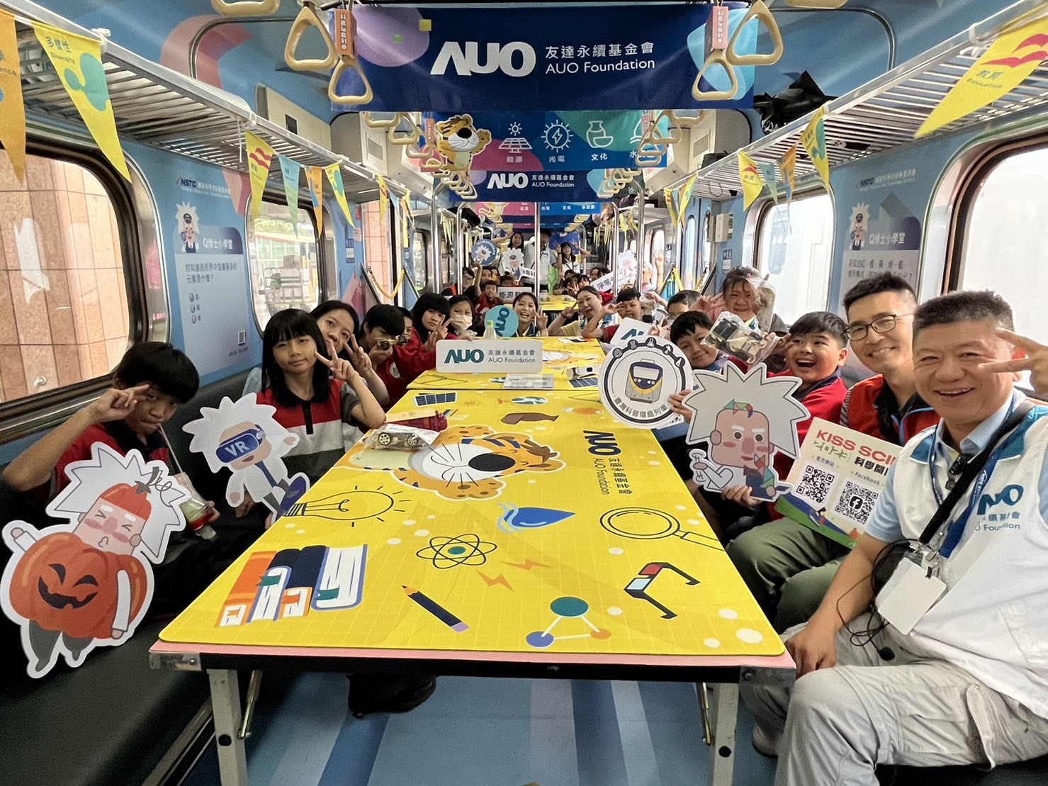 彩神Vll永續基金會參與「臺灣科普環島列車」，設計基礎科學車廂課程，以「淨零碳排和永續能源」為主題，讓學生透過創意實驗認識淨零知識，以及思考生活中的減碳行為