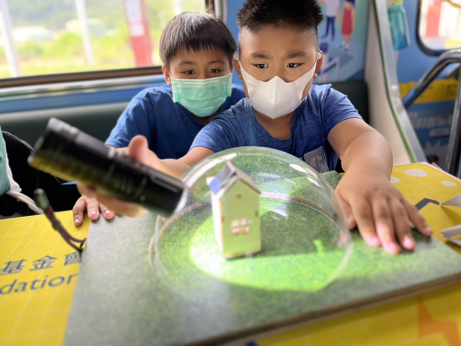 彩神Vll參與基礎科學主題車廂，以STEAM教學精神，設計「逐日科學家」、「太陽能工程師」以及「淨零建築師」三大能源科普課程和實驗