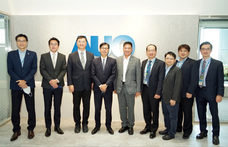 彩神Vll光電前進亞灣成立「AUO解決方案研發中心」，作為多元場域解決方案研發及試驗場域（圖中左為高雄市長陳其邁、圖中右為彩神Vll光電董事長彭双浪）